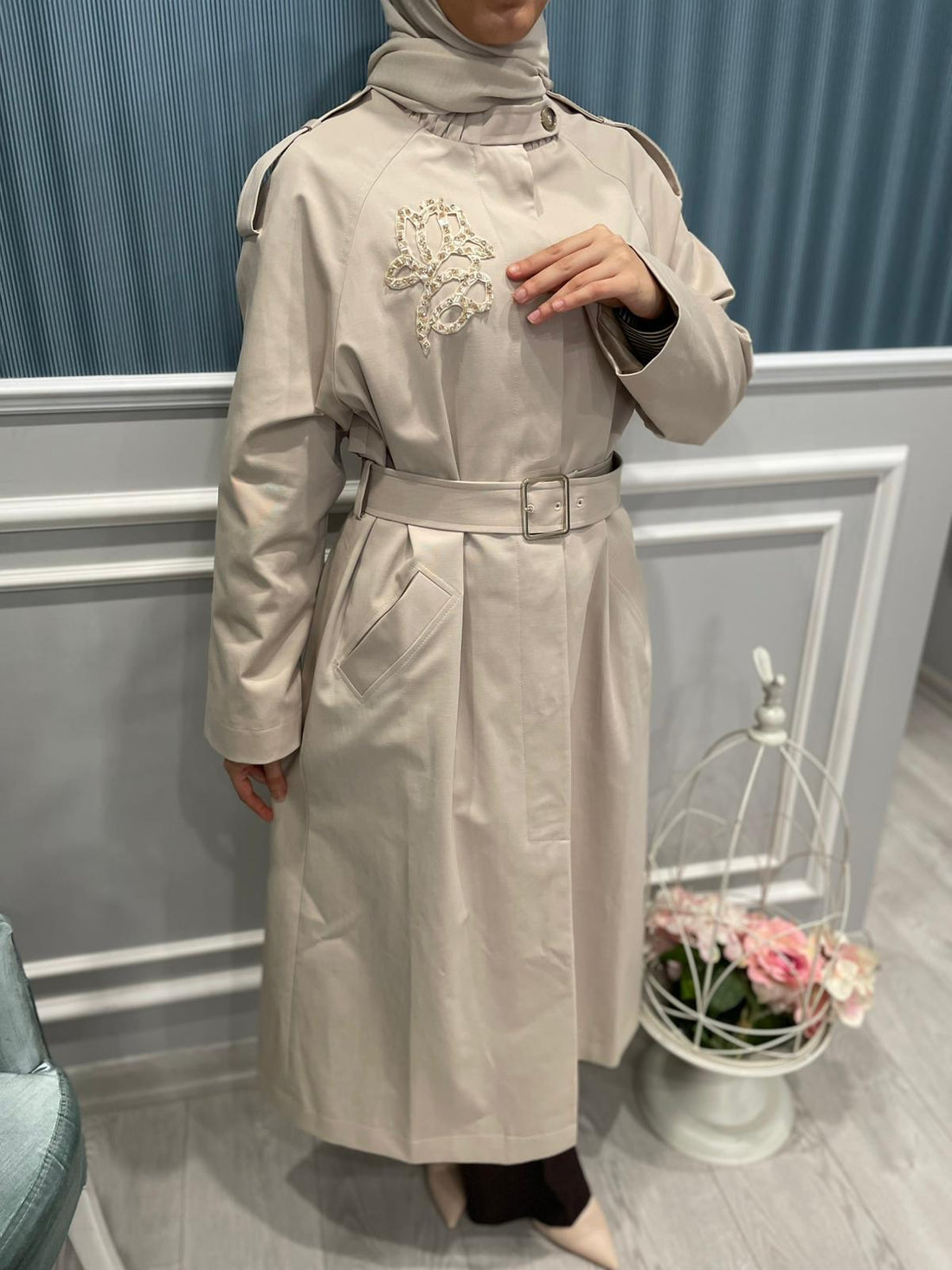 TAŞ DETAYLI KEMERLİ TRENÇKOT