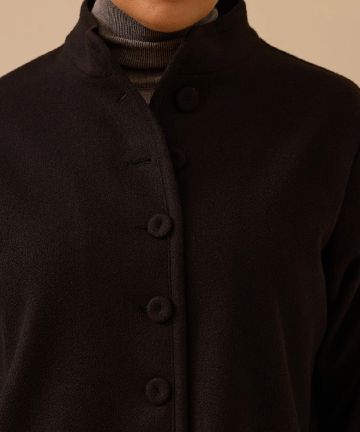 BÜYÜK BEDEN HAKİM YAKA DÜĞMELİ KABAN