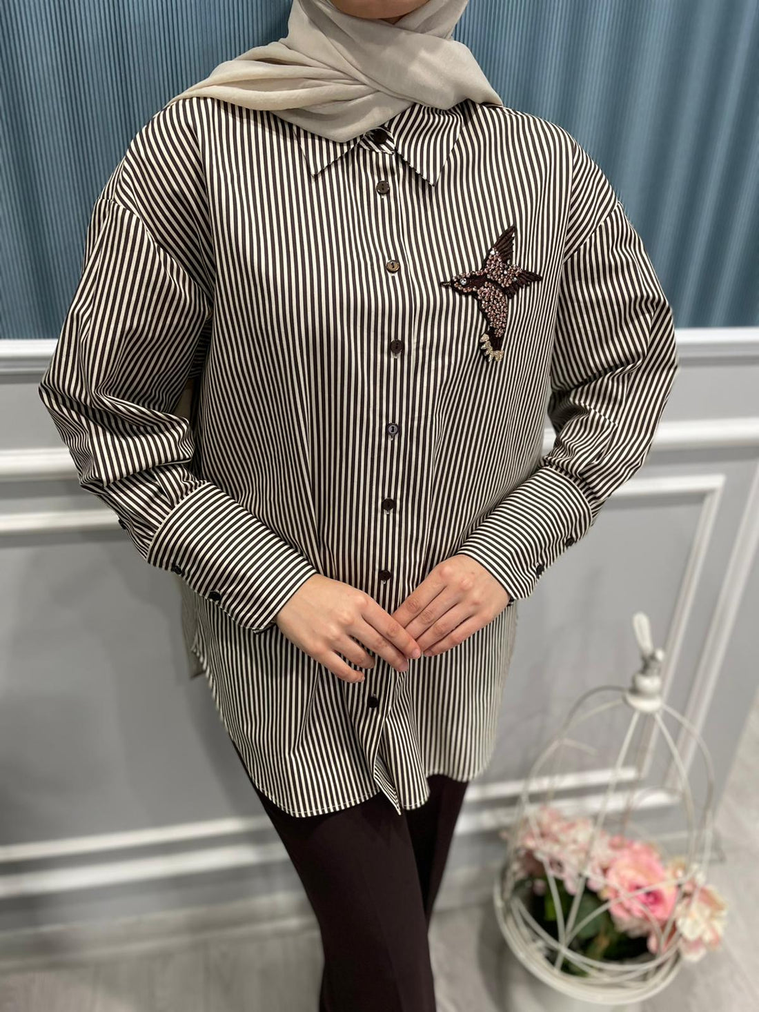 ÇİZGİLİ KUŞ ARMALI TAŞLI GÖMLEK