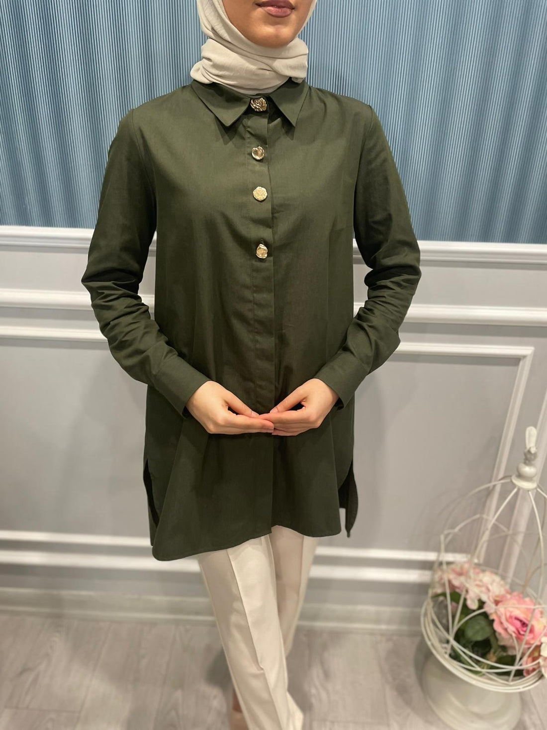 ASİMETRİK KESİM DÜĞME DETAYLI GÖMLEK