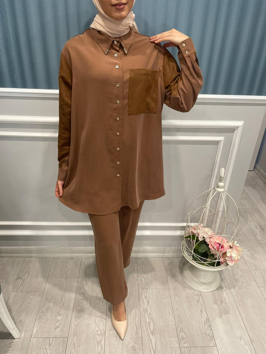 SÜET CEP DETAYLI DÜĞMELİ GÖMLEK