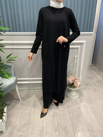 ÜÇ CEPLİ KOLLARI DÜĞME DETAYLI YANDAN YIRTMAÇLI ÖNDEN DÜĞMELİ HIRKA