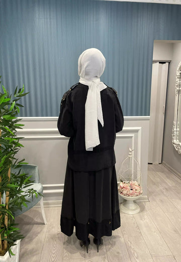 OMUZLARI APOLET DETAYLI DÜĞMELİ DUBAİ GARNİLİ PAİSON ETEKLİ TAKIM