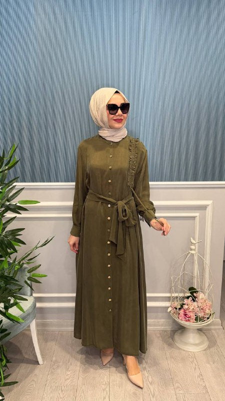 TEK TARAFI BİYE VE BÜZGÜ DETAYLI ASTARLI ELBİSE