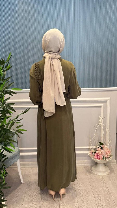 TEK TARAFI BİYE VE BÜZGÜ DETAYLI ASTARLI ELBİSE