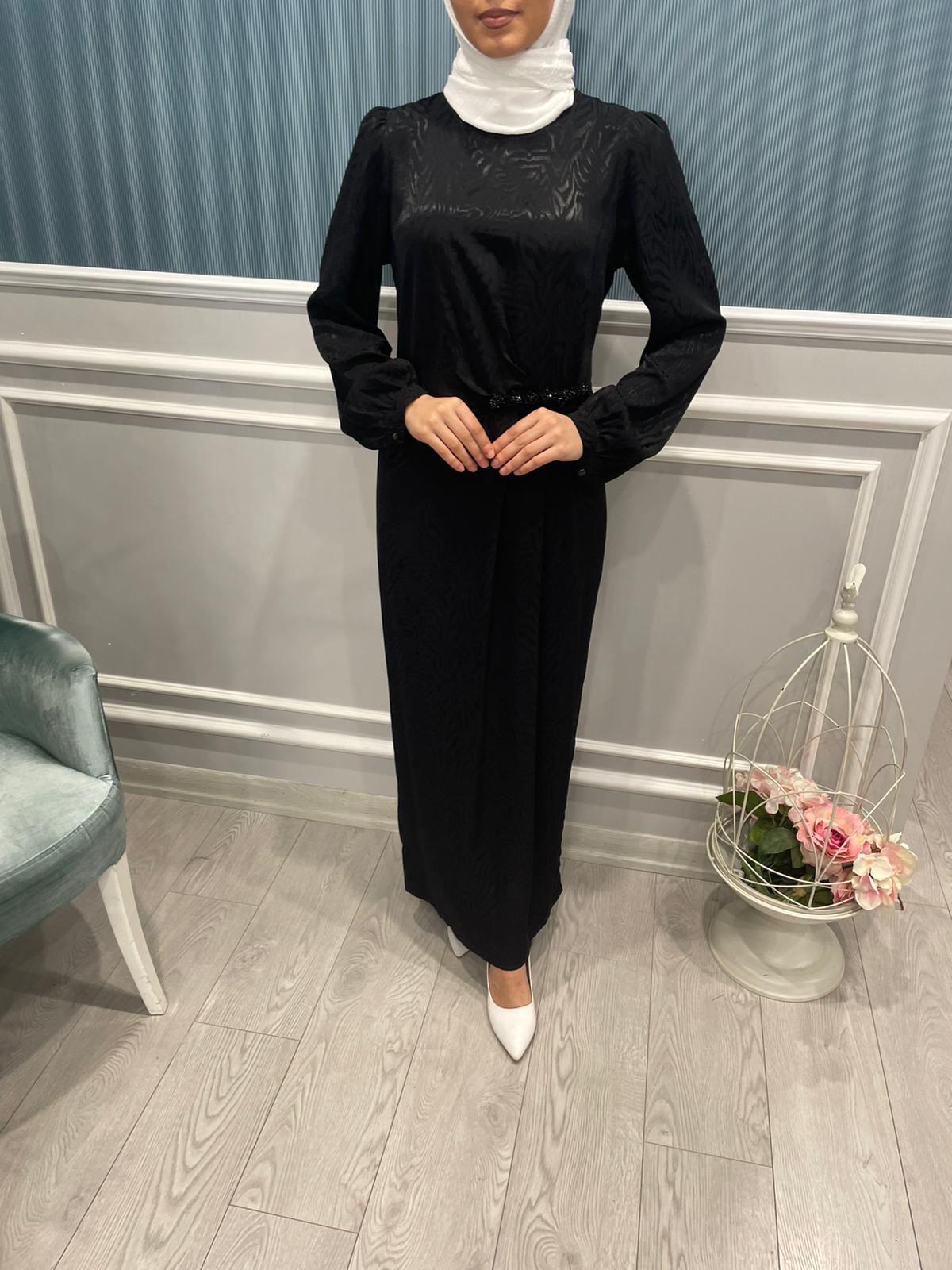 DESENLİ BONCUK DETAYLI SATEN ELBİSE