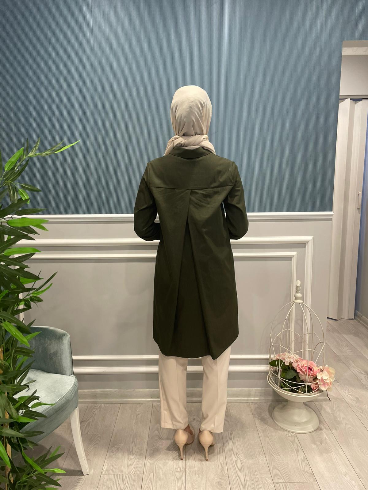 ASİMETRİK KESİM DÜĞME DETAYLI GÖMLEK