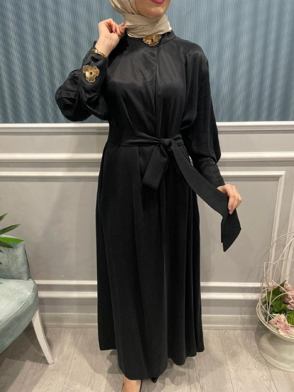 SATEN KUPRA YAKASI VE KOLLARI YAPRAK DÜĞMELİ ELBİSE