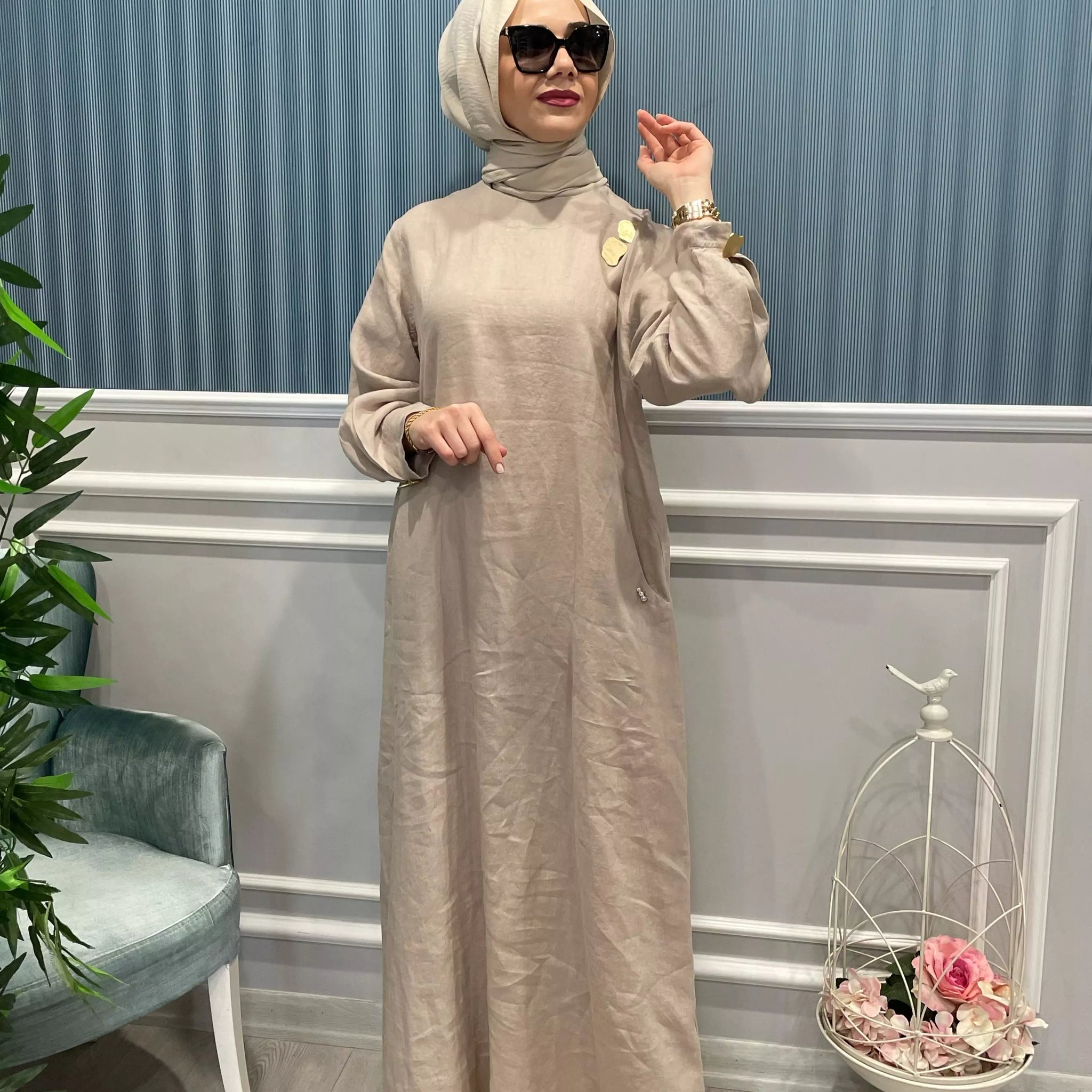 AKSESUAR DETAYLI DOĞAL KETEN ELBİSE