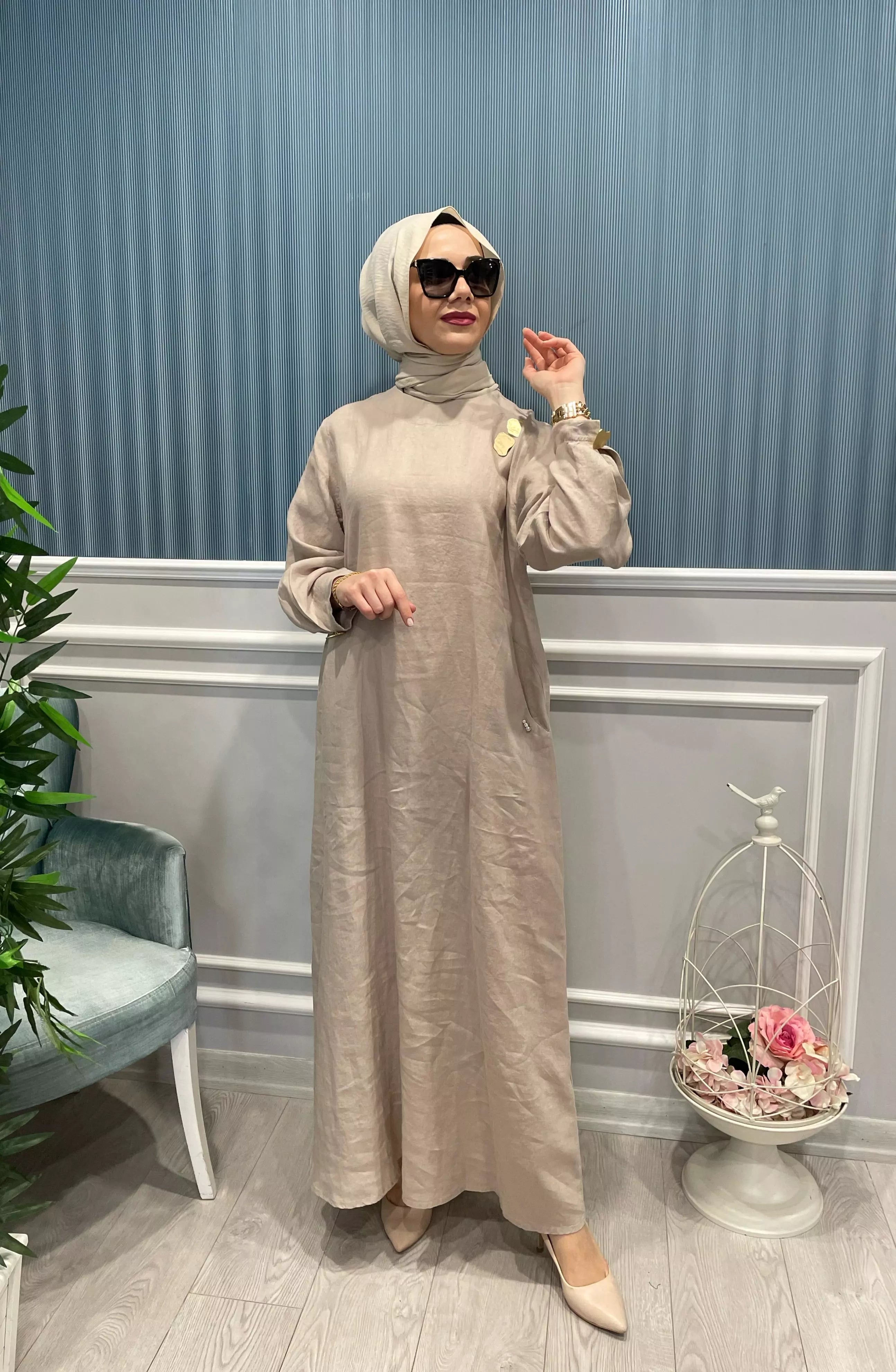 AKSESUAR DETAYLI DOĞAL KETEN ELBİSE