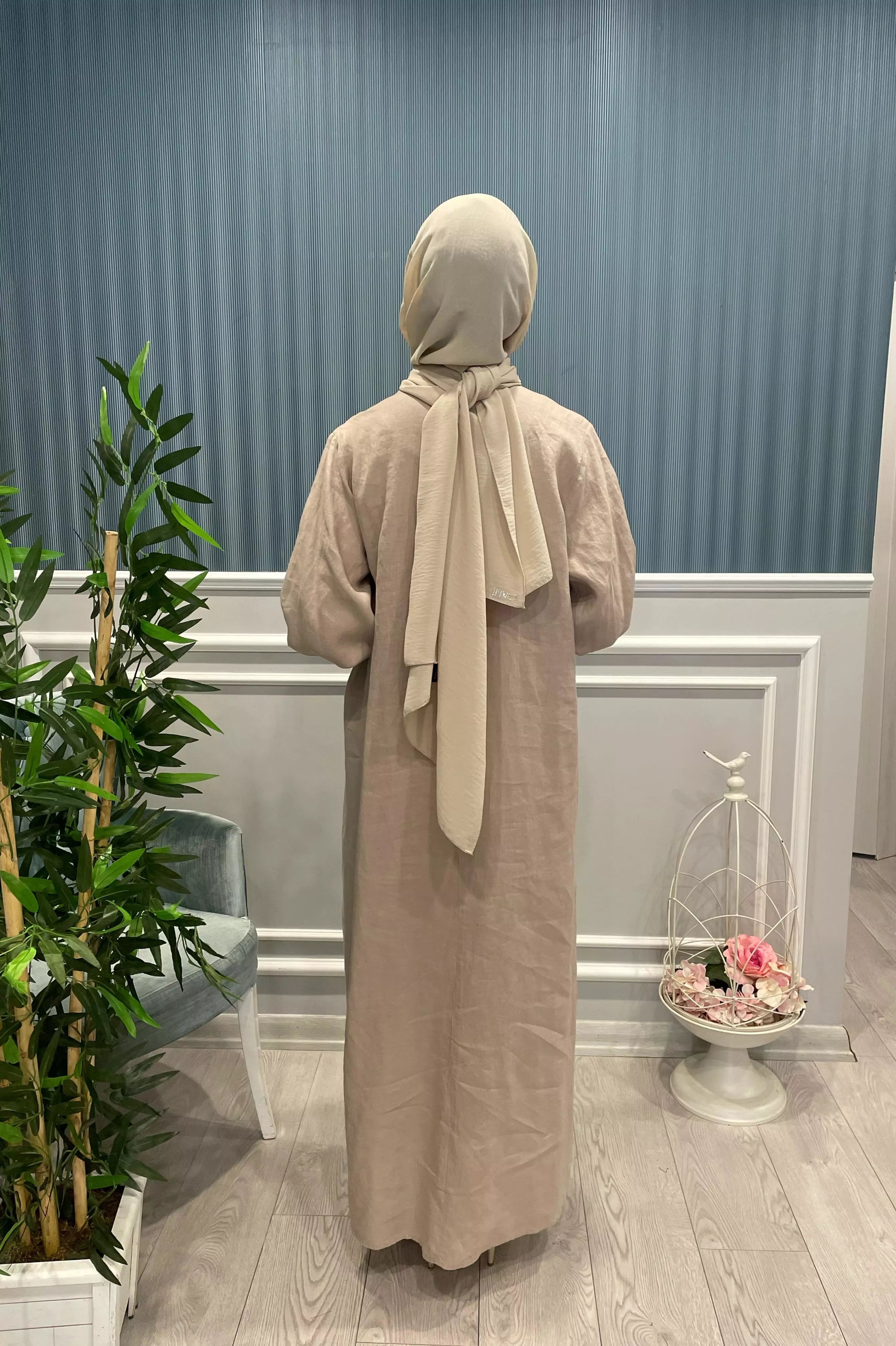 AKSESUAR DETAYLI DOĞAL KETEN ELBİSE