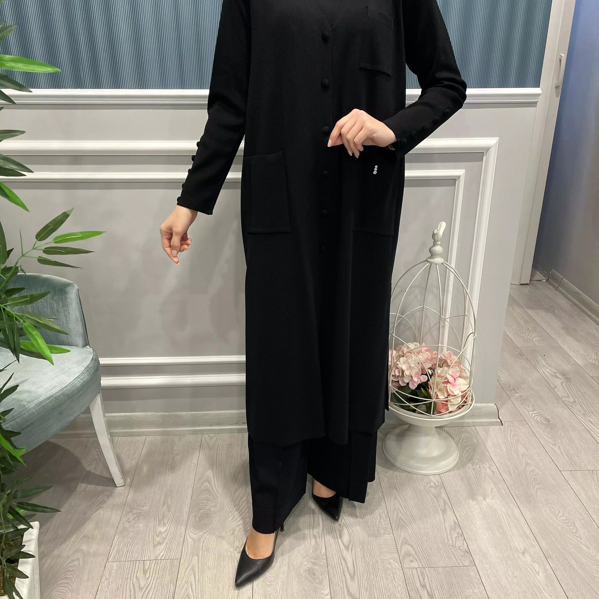 ÜÇ CEPLİ KOLLARI DÜĞME DETAYLI YANDAN YIRTMAÇLI ÖNDEN DÜĞMELİ HIRKA