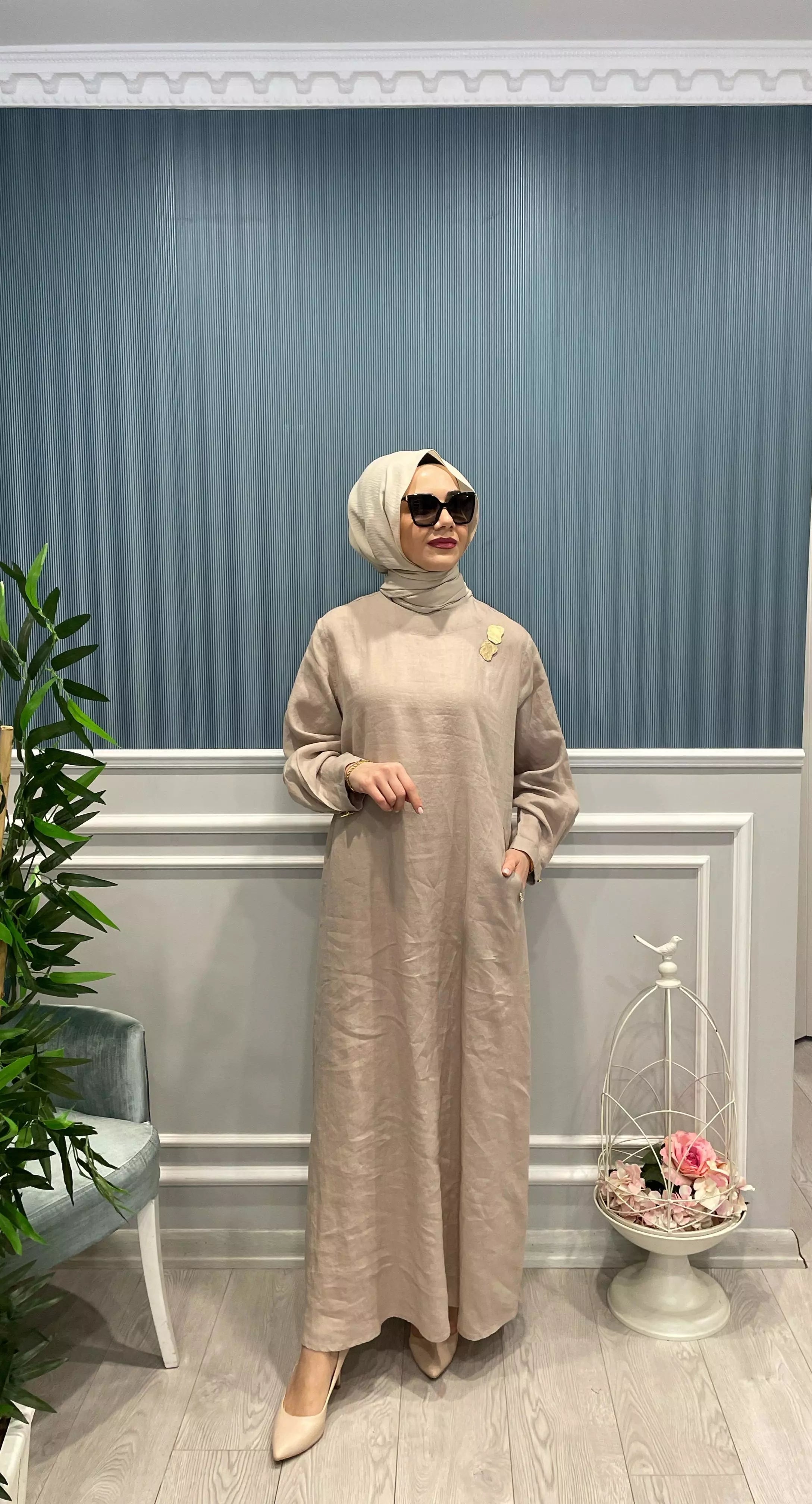 AKSESUAR DETAYLI DOĞAL KETEN ELBİSE