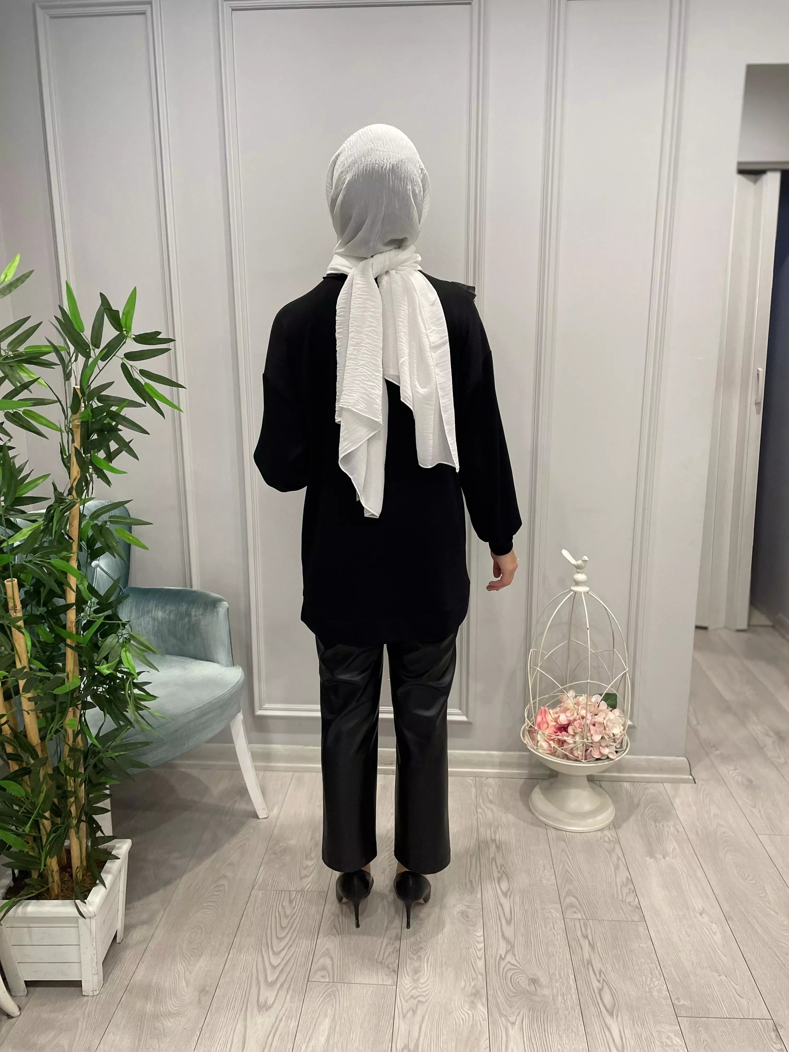 ÖNÜ FIRFIRLI TAŞLI SWEAT