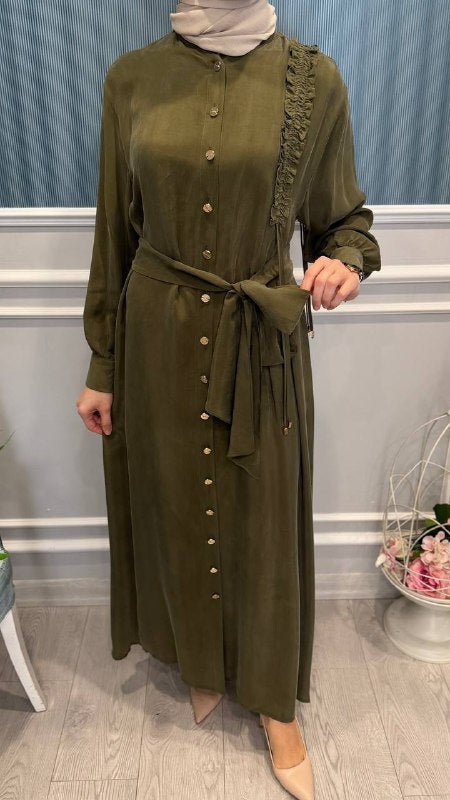 TEK TARAFI BİYE VE BÜZGÜ DETAYLI ASTARLI ELBİSE