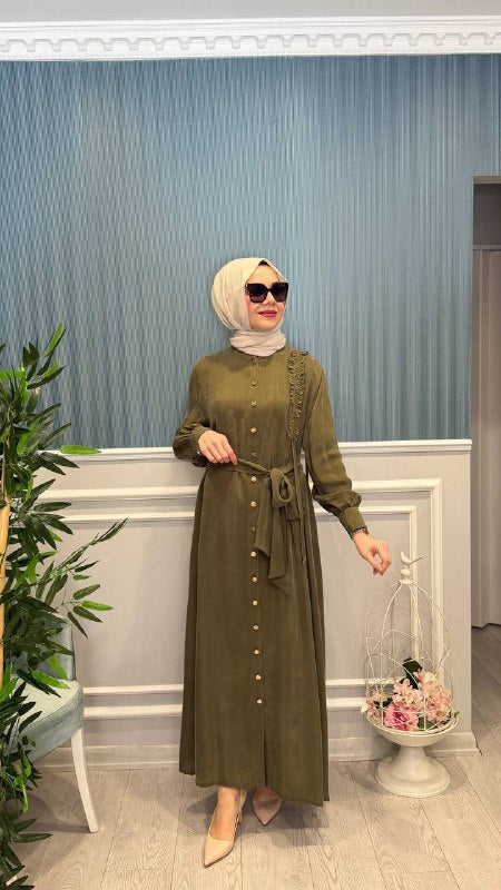 TEK TARAFI BİYE VE BÜZGÜ DETAYLI ASTARLI ELBİSE