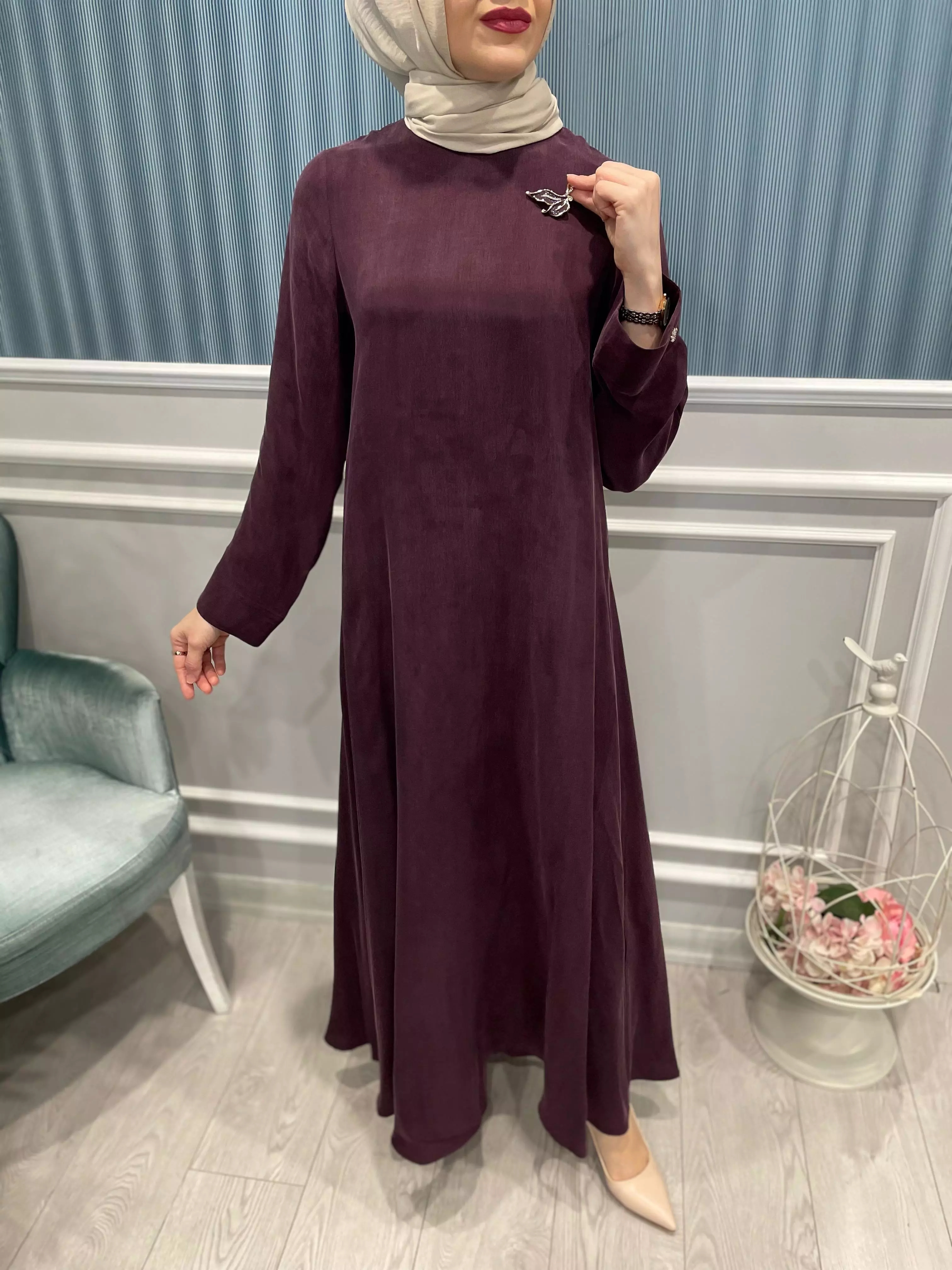 BROŞ%20DETAYLI%20KUPRA%20İPEK%20ELBİSE