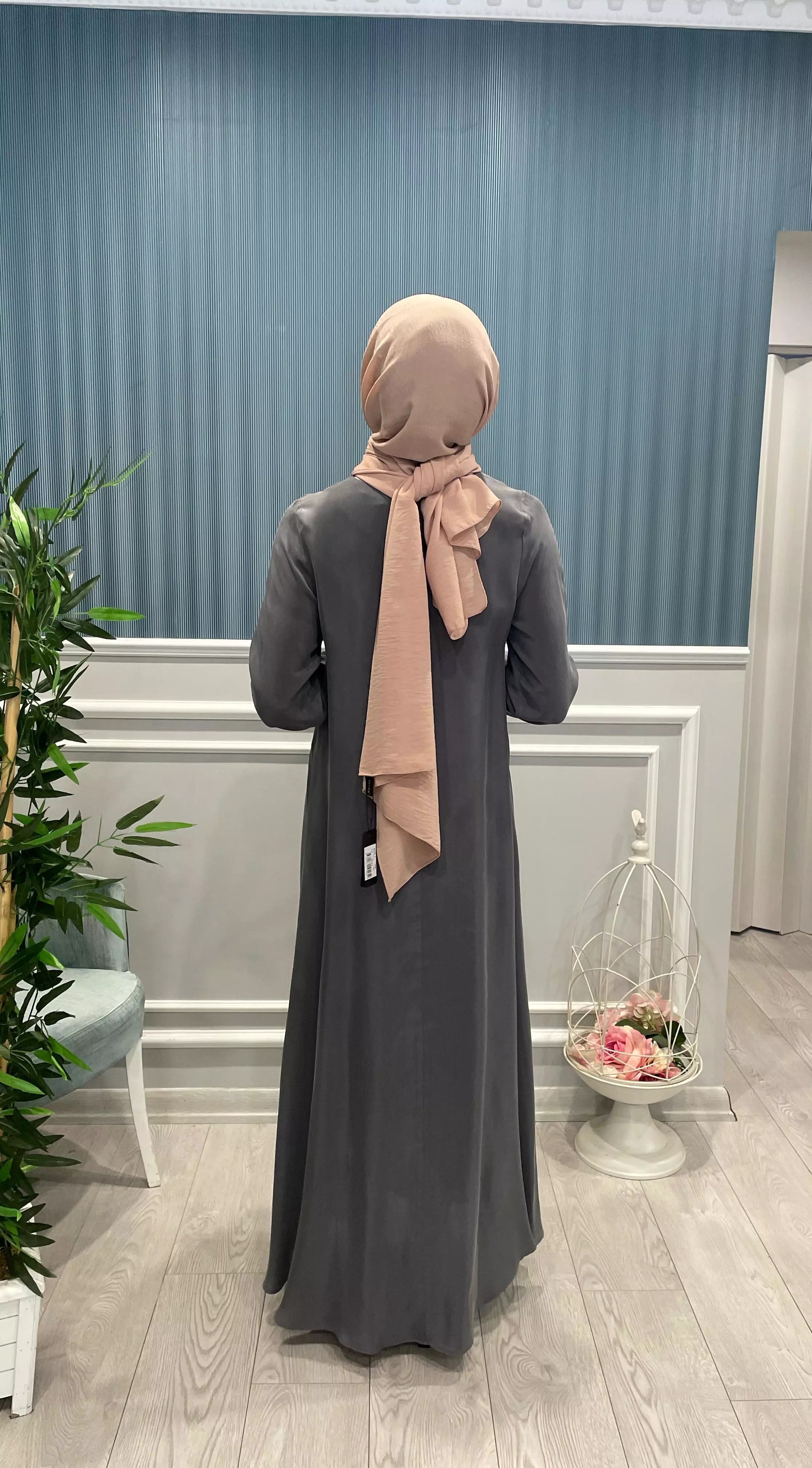 BROŞ%20DETAYLI%20KUPRA%20İPEK%20ELBİSE%20