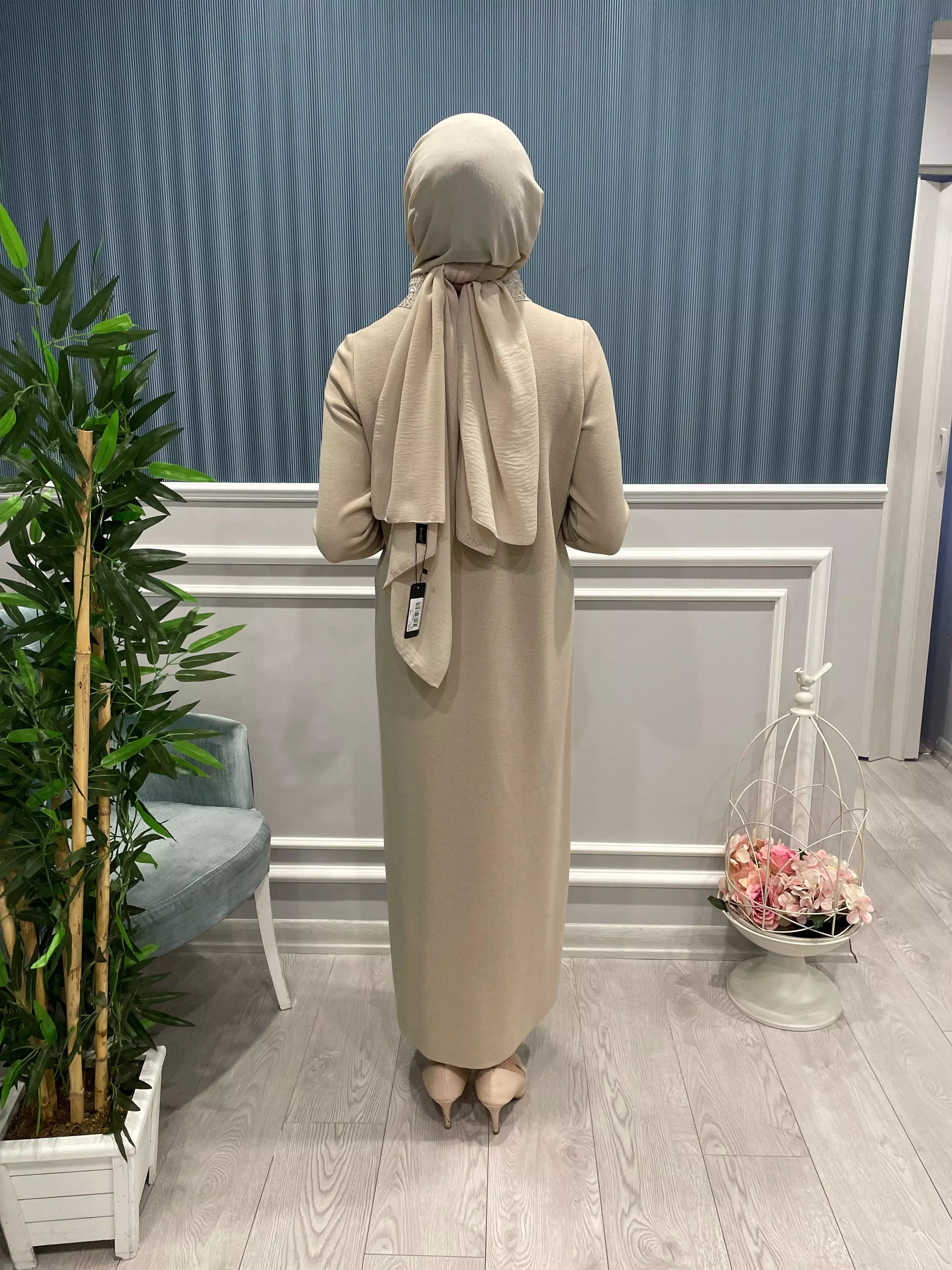 YAKASI%20VE%20BİLEĞİ%20TAŞ%20DETAYLI%20TRİKO%20ELBİSE