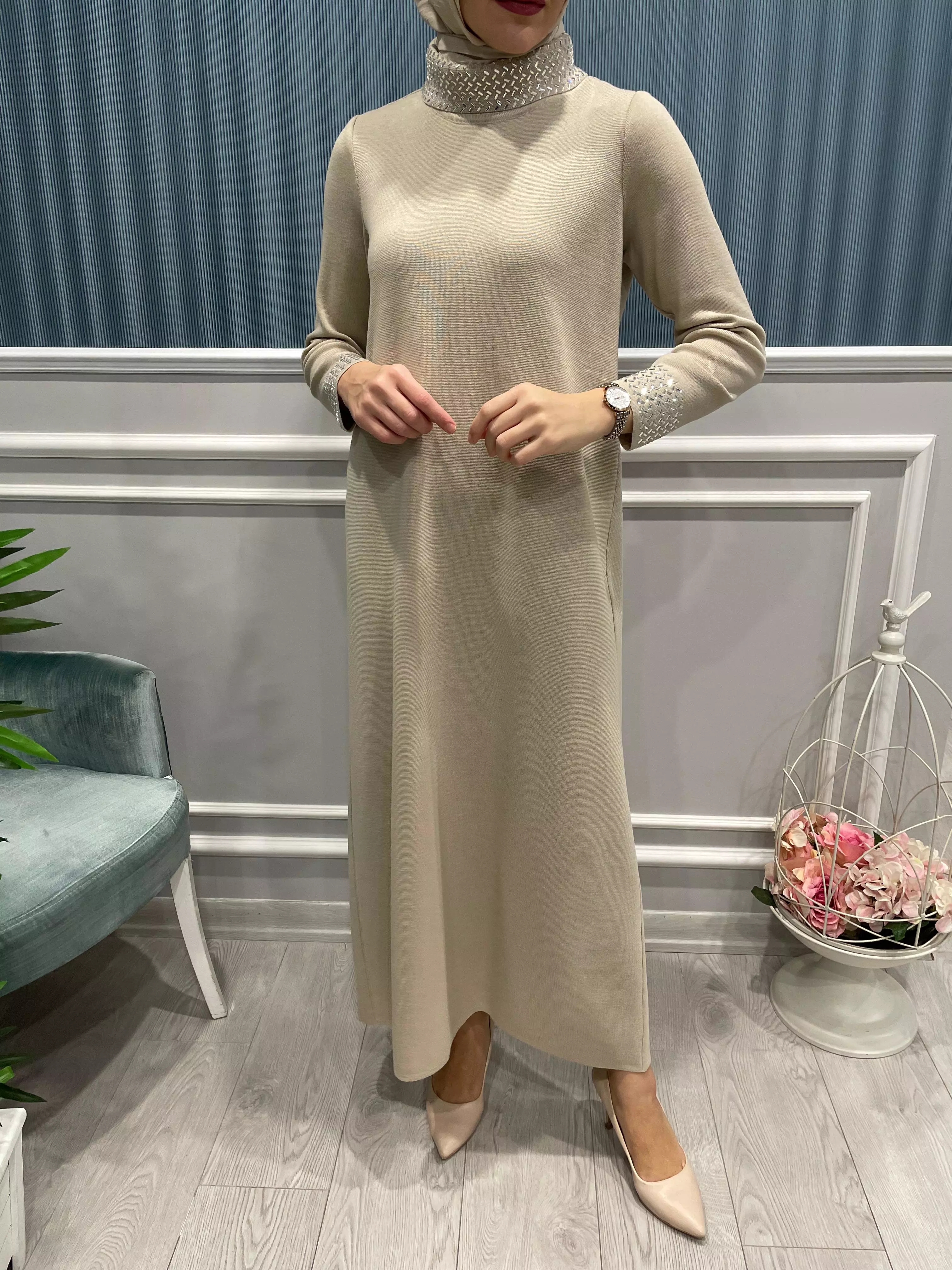 YAKASI%20VE%20BİLEĞİ%20TAŞ%20DETAYLI%20TRİKO%20ELBİSE