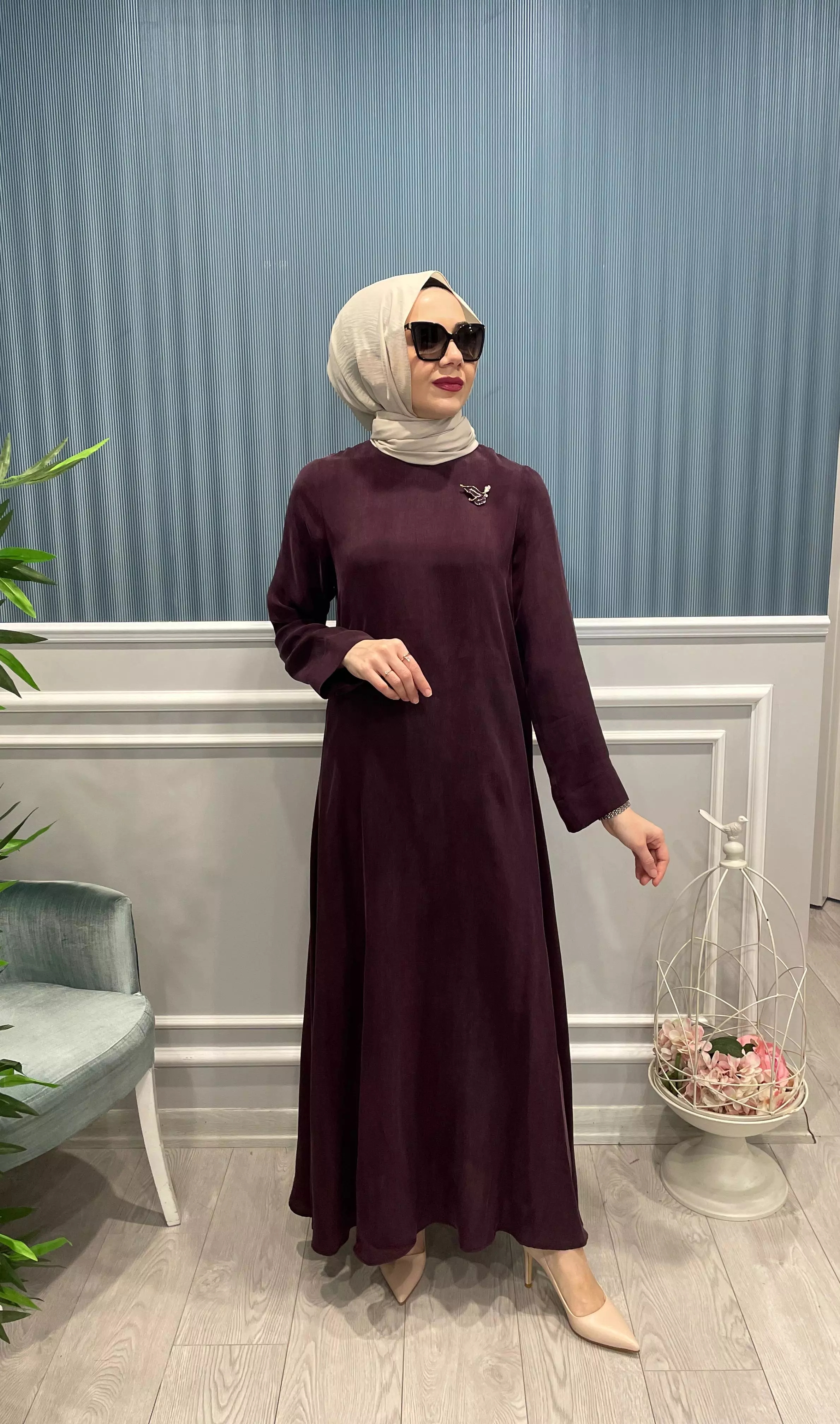 BROŞ%20DETAYLI%20KUPRA%20İPEK%20ELBİSE
