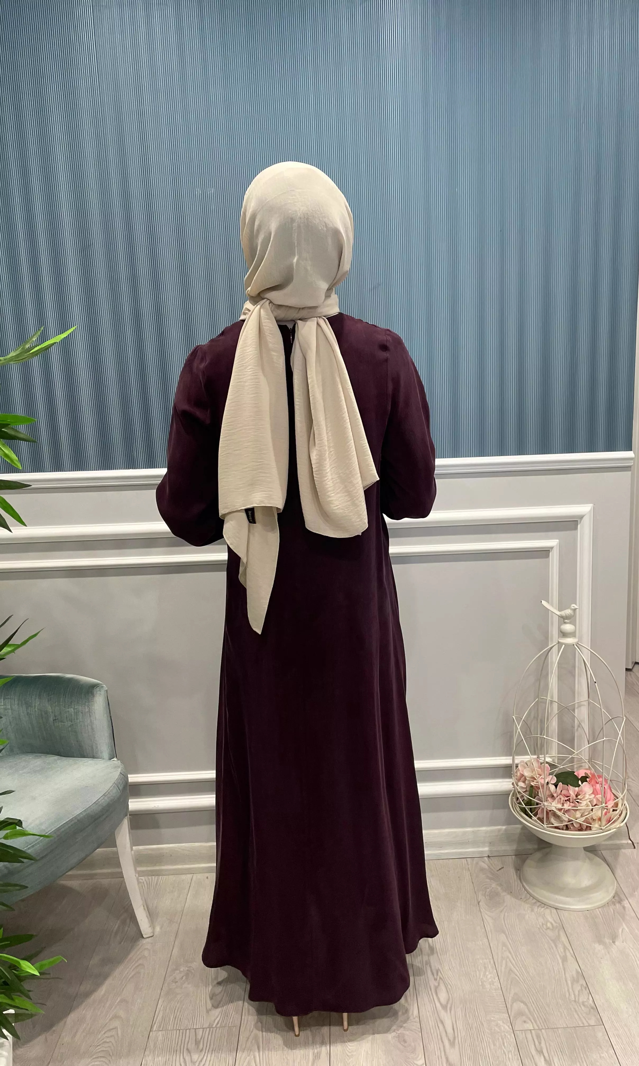 BROŞ%20DETAYLI%20KUPRA%20İPEK%20ELBİSE
