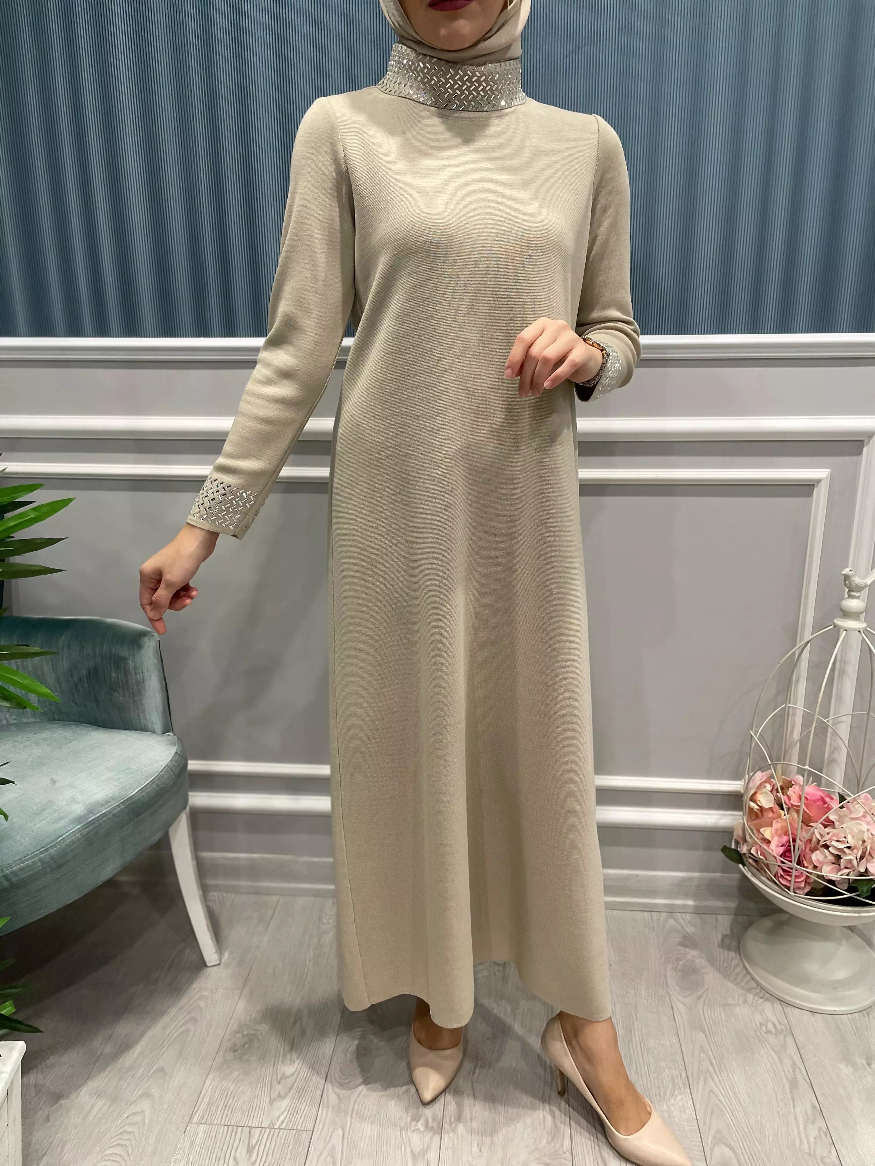 YAKASI%20VE%20BİLEĞİ%20TAŞ%20DETAYLI%20TRİKO%20ELBİSE