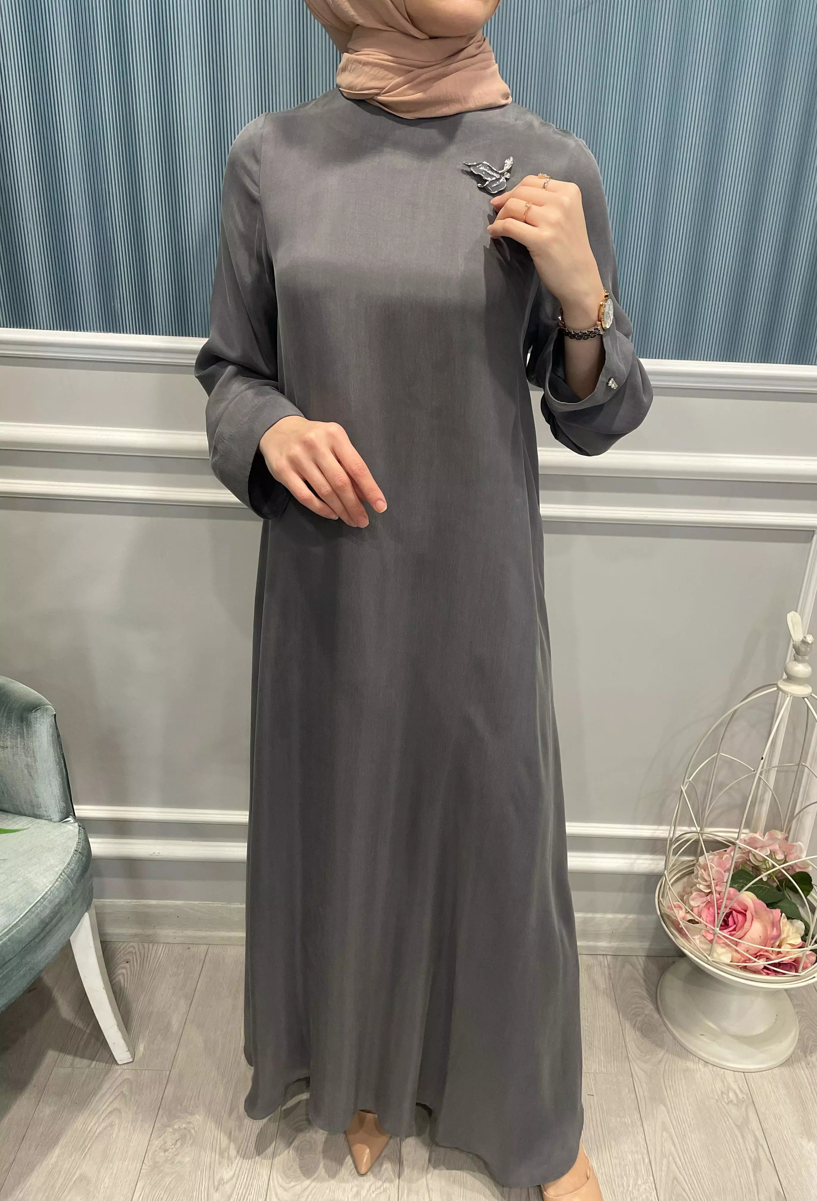 BROŞ%20DETAYLI%20KUPRA%20İPEK%20ELBİSE%20