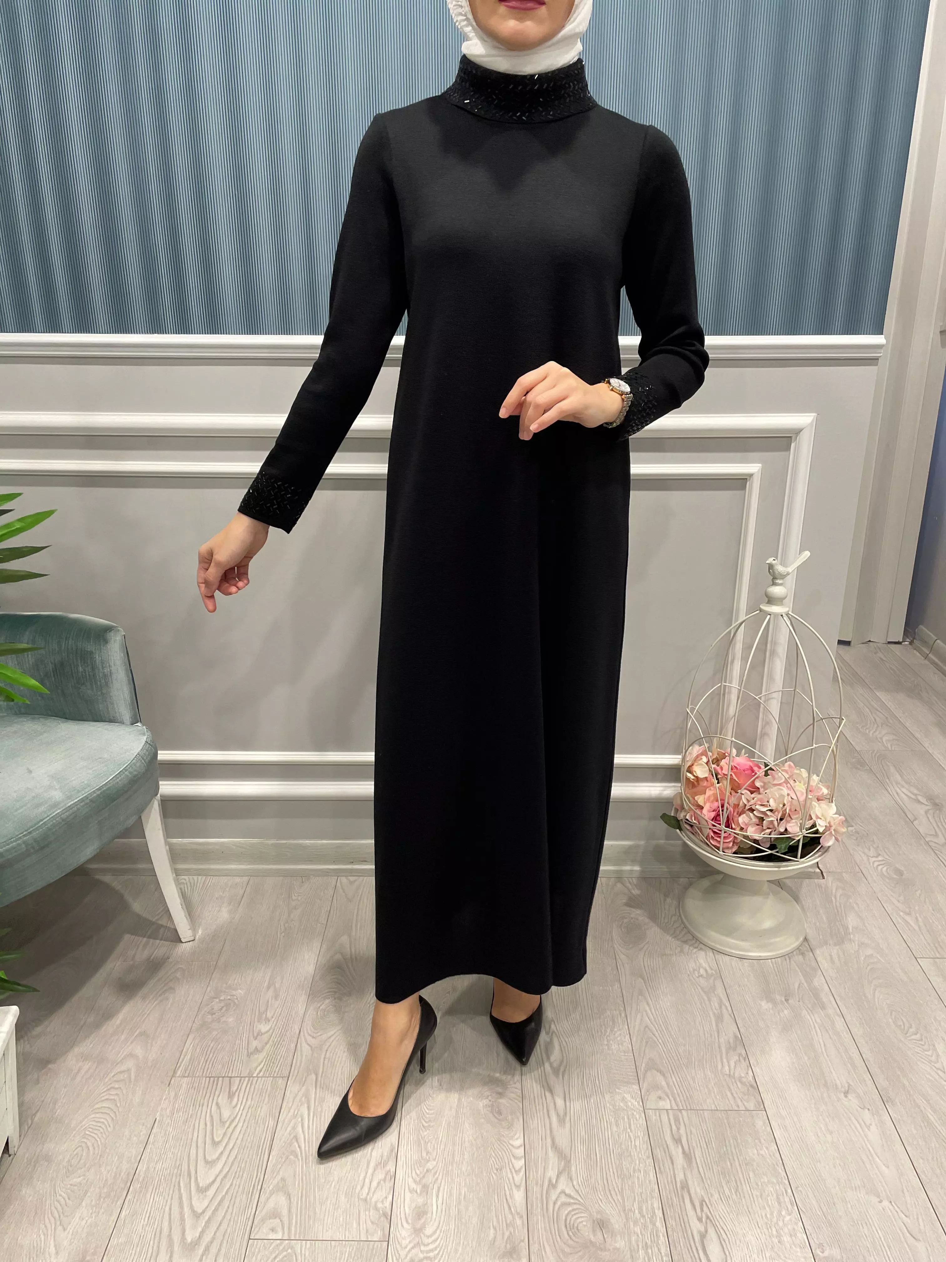 YAKASI%20VE%20BİLEĞİ%20TAŞ%20DETAYLI%20TRİKO%20ELBİSE