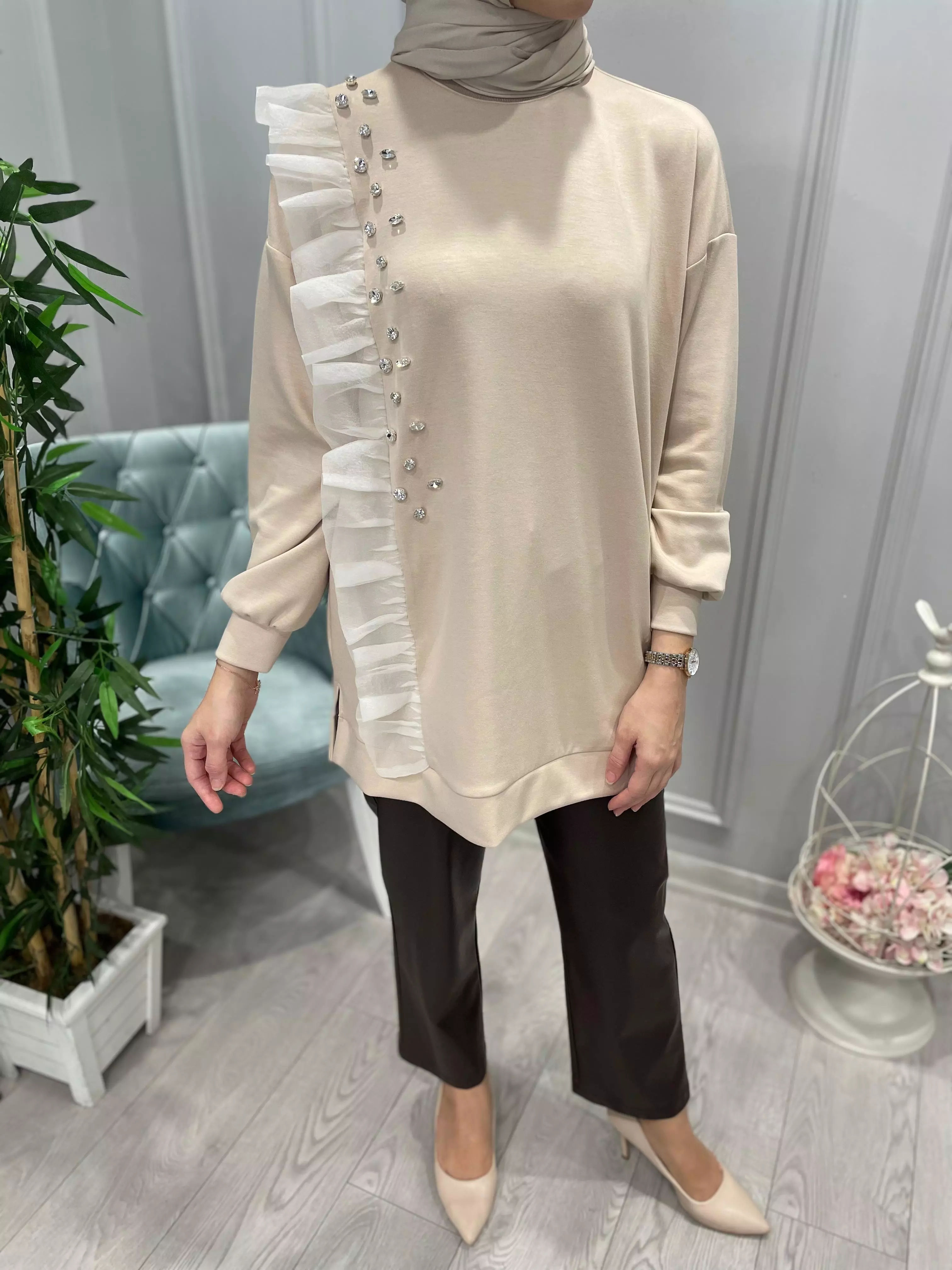 ÖNÜ%20FIRFIRLI%20TAŞLI%20SWEAT
