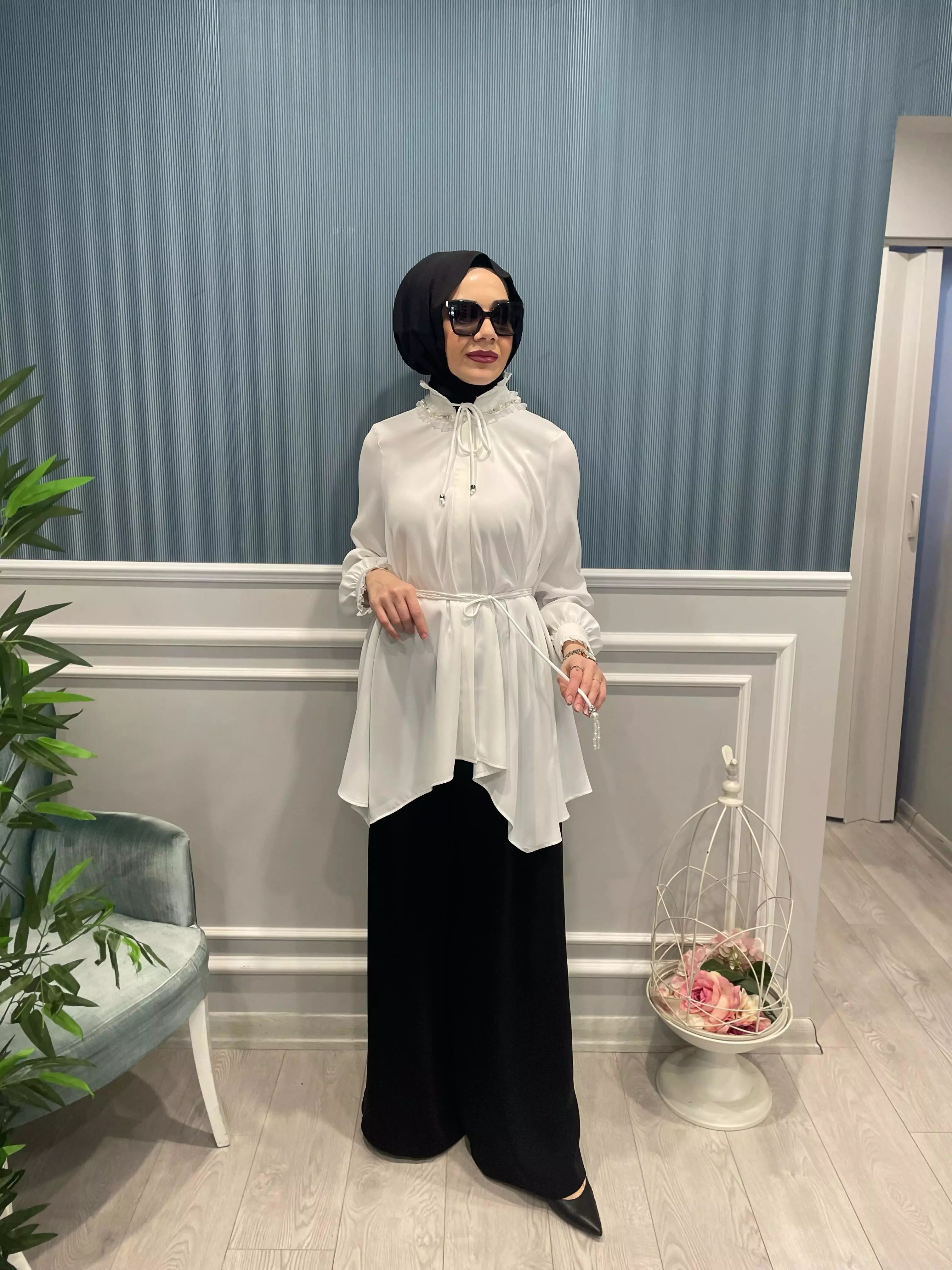 DİK%20YAKA%20BONCUK%20İŞLEMELİ%20GÖMLEK