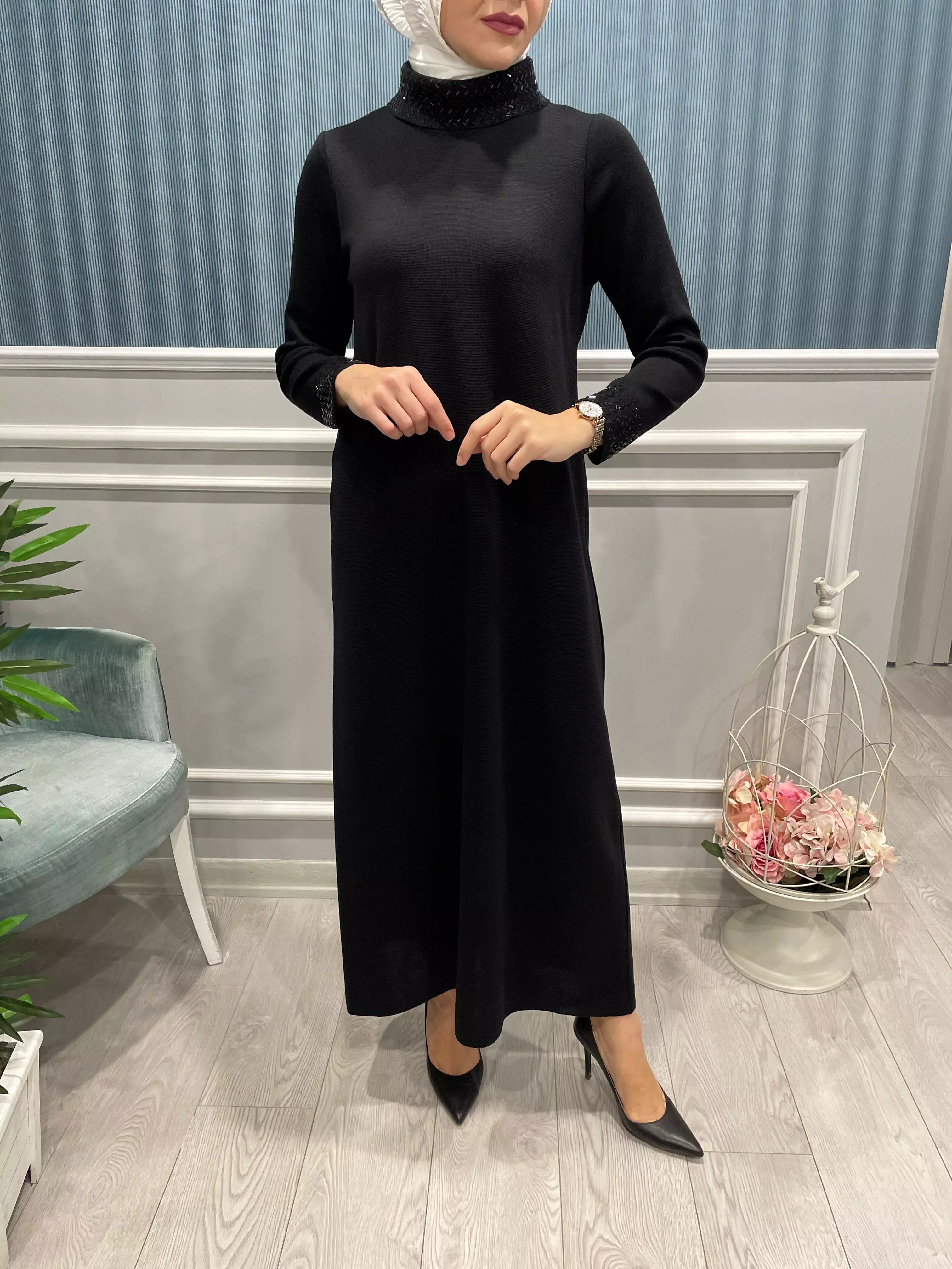 YAKASI%20VE%20BİLEĞİ%20TAŞ%20DETAYLI%20TRİKO%20ELBİSE