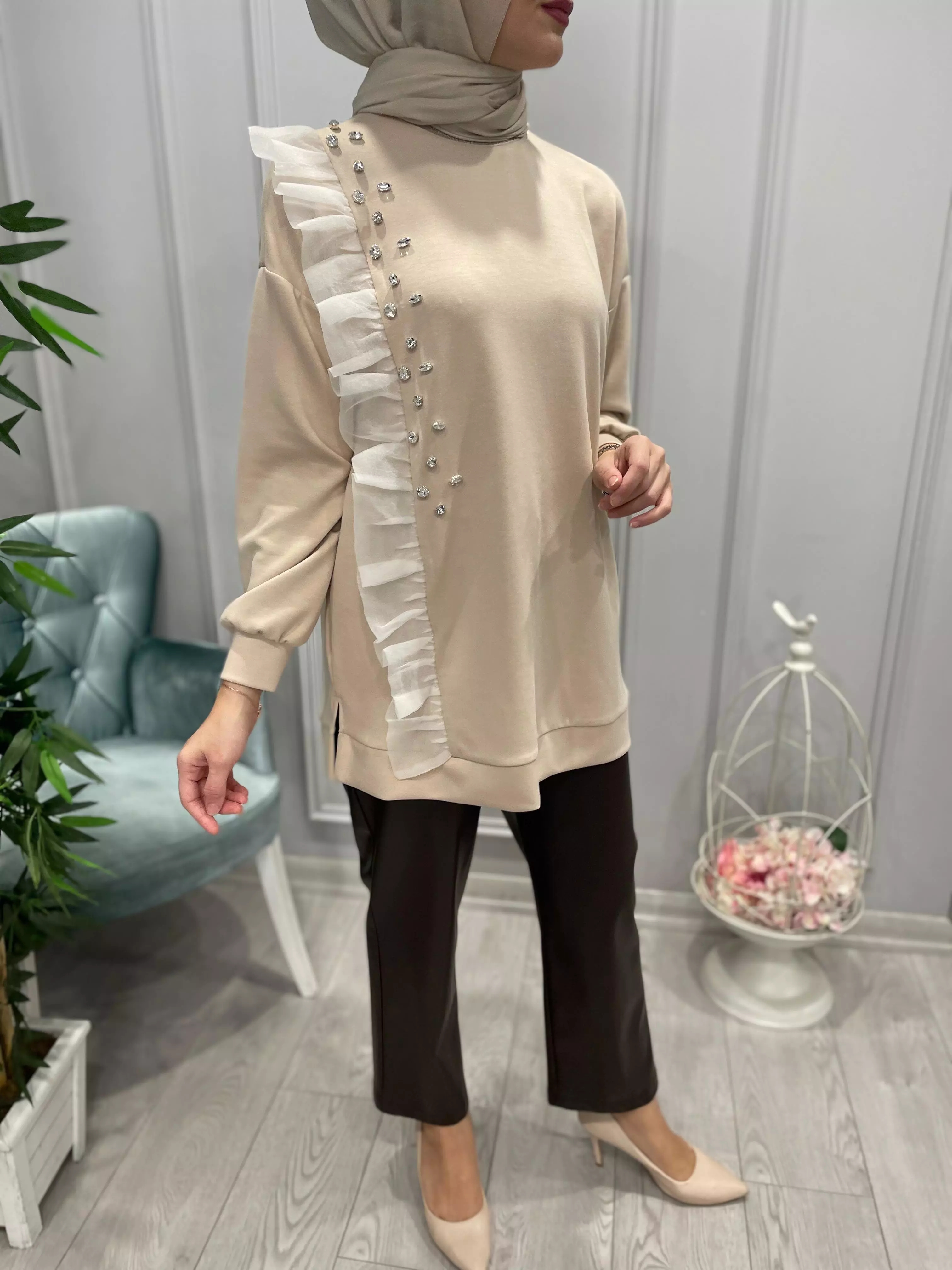 ÖNÜ%20FIRFIRLI%20TAŞLI%20SWEAT