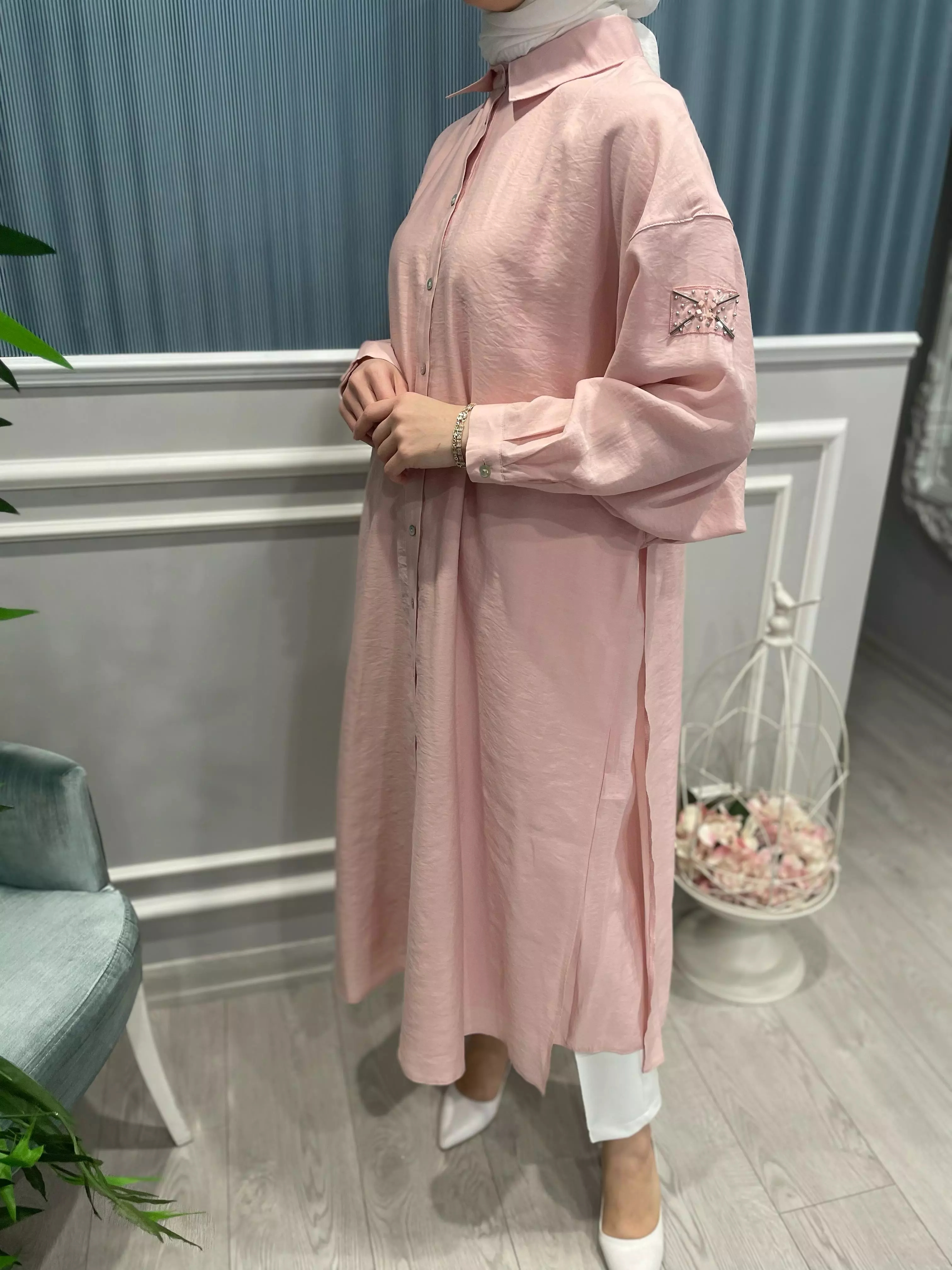 ÇİFT%20KATLI%20ÖNDEN%20DÜĞMELİ%20KOLU%20İŞLEME%20DETAYLI%20GÖMLEK%20KAP