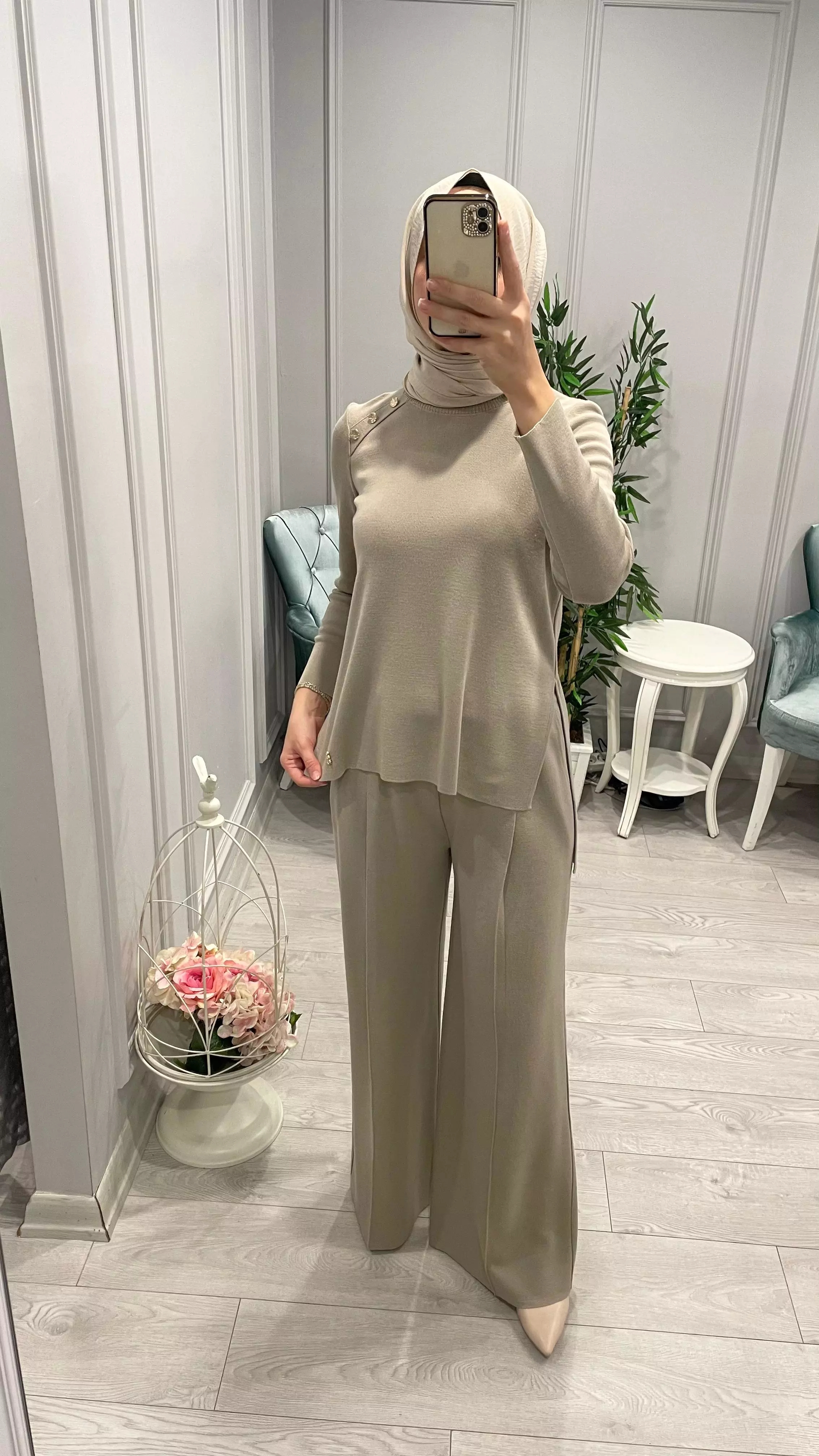 YAKASI%20DÜĞMELİ%20ÖNÜ%20KISA%20ARKASI%20UZUN%20BLUZ