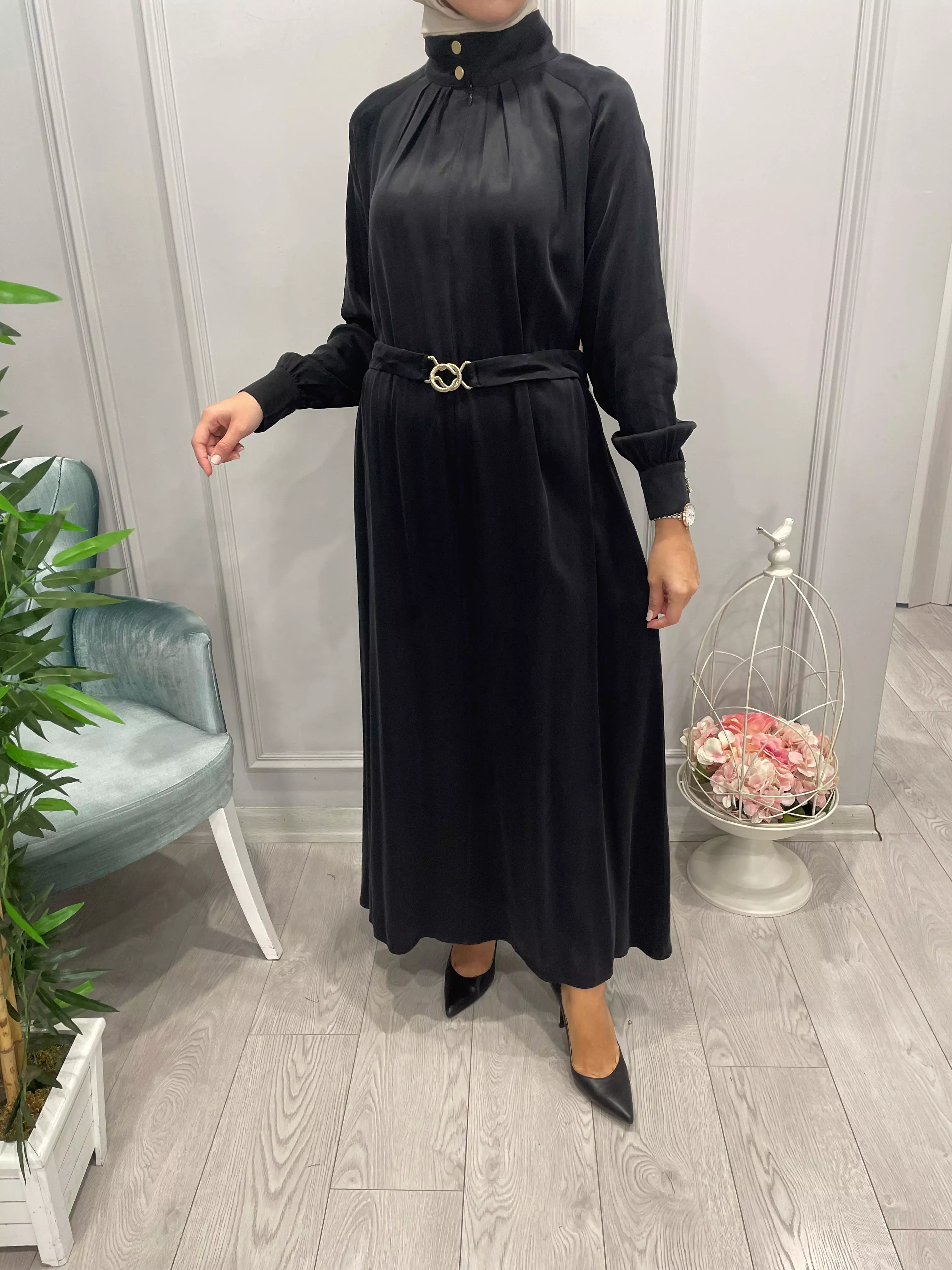 DİK%20YAKA%20BELİ%20KUŞAKLI%20SATEN%20İPEK%20ELBİSE
