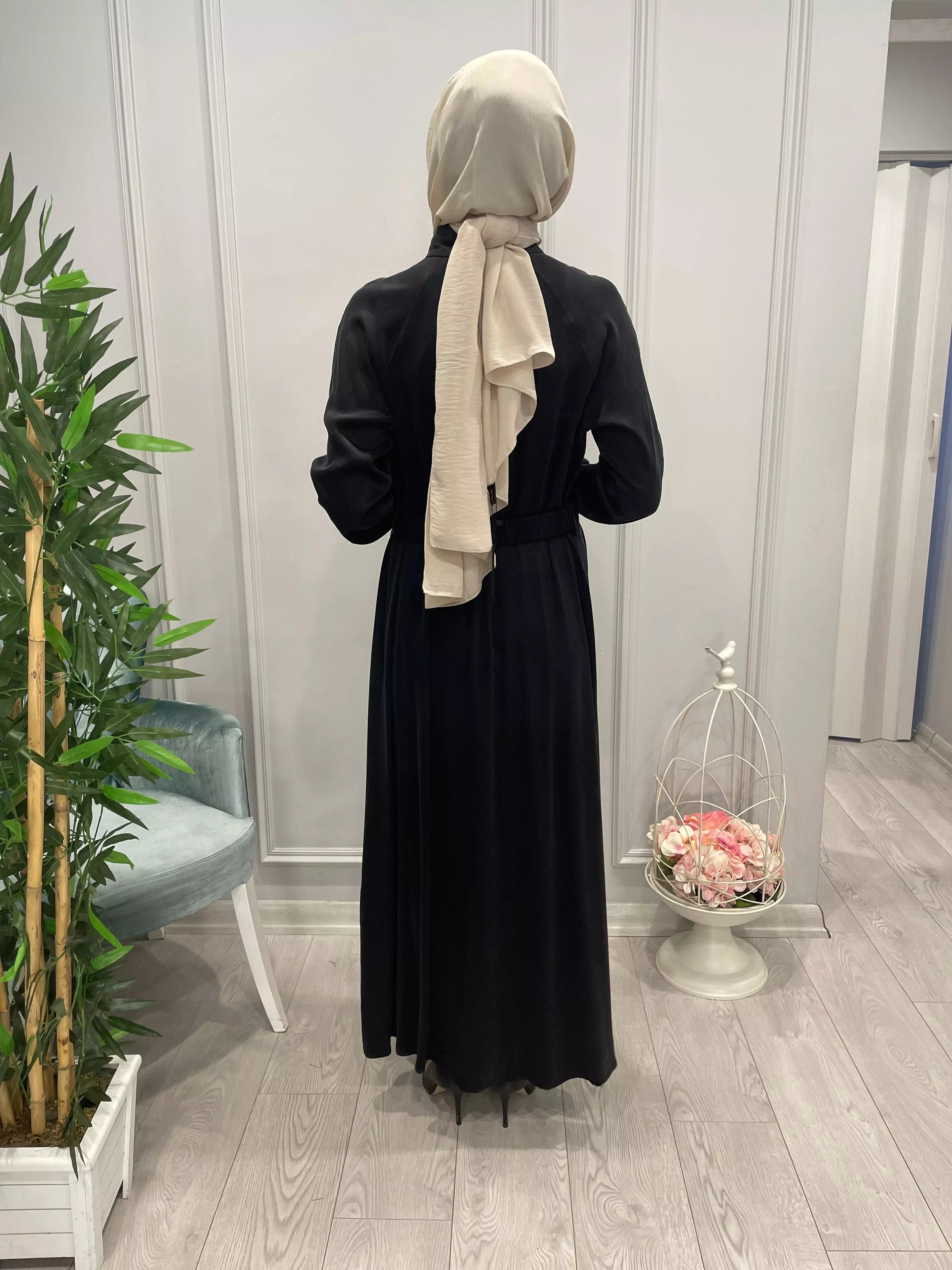 DİK%20YAKA%20BELİ%20KUŞAKLI%20SATEN%20İPEK%20ELBİSE