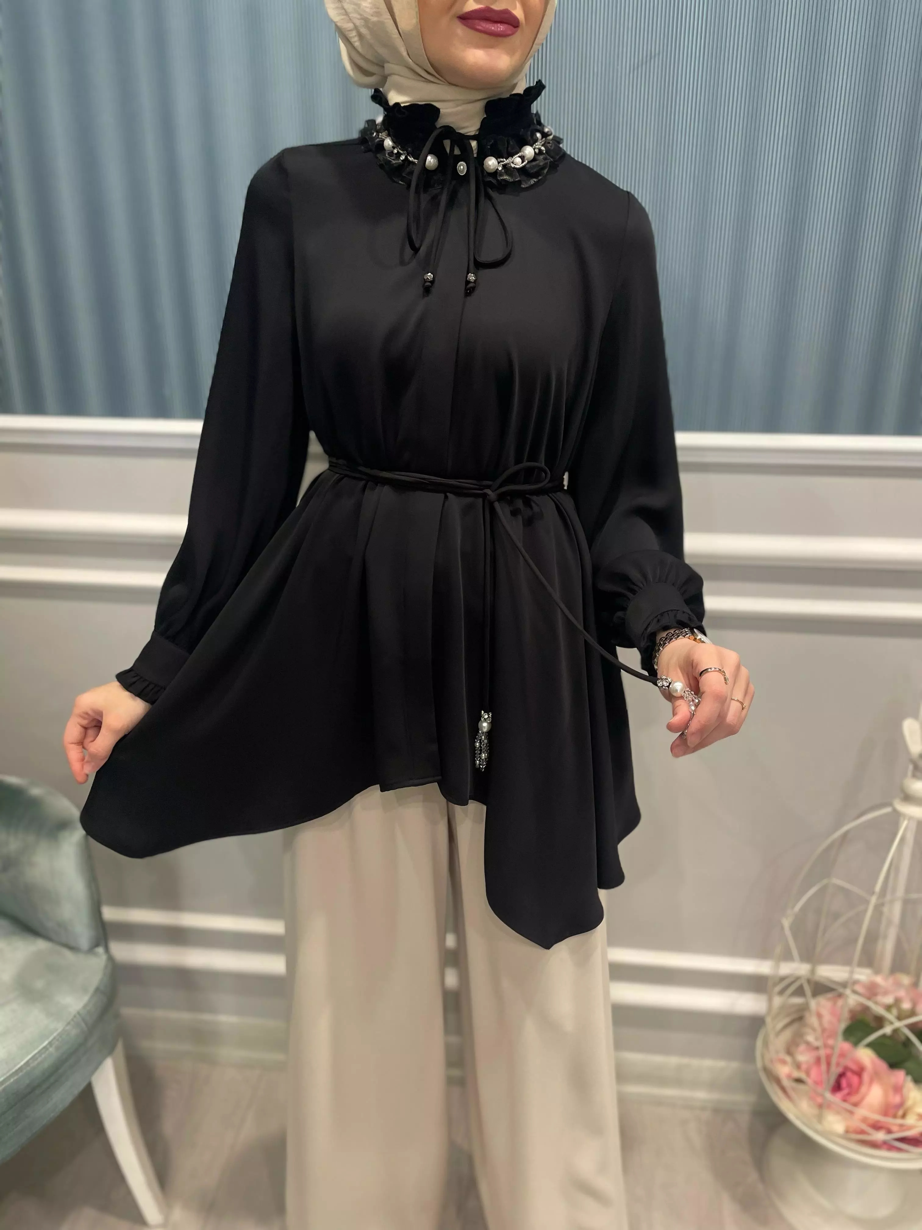 DİK%20YAKA%20BONCUK%20İŞLEMELİ%20GÖMLEK