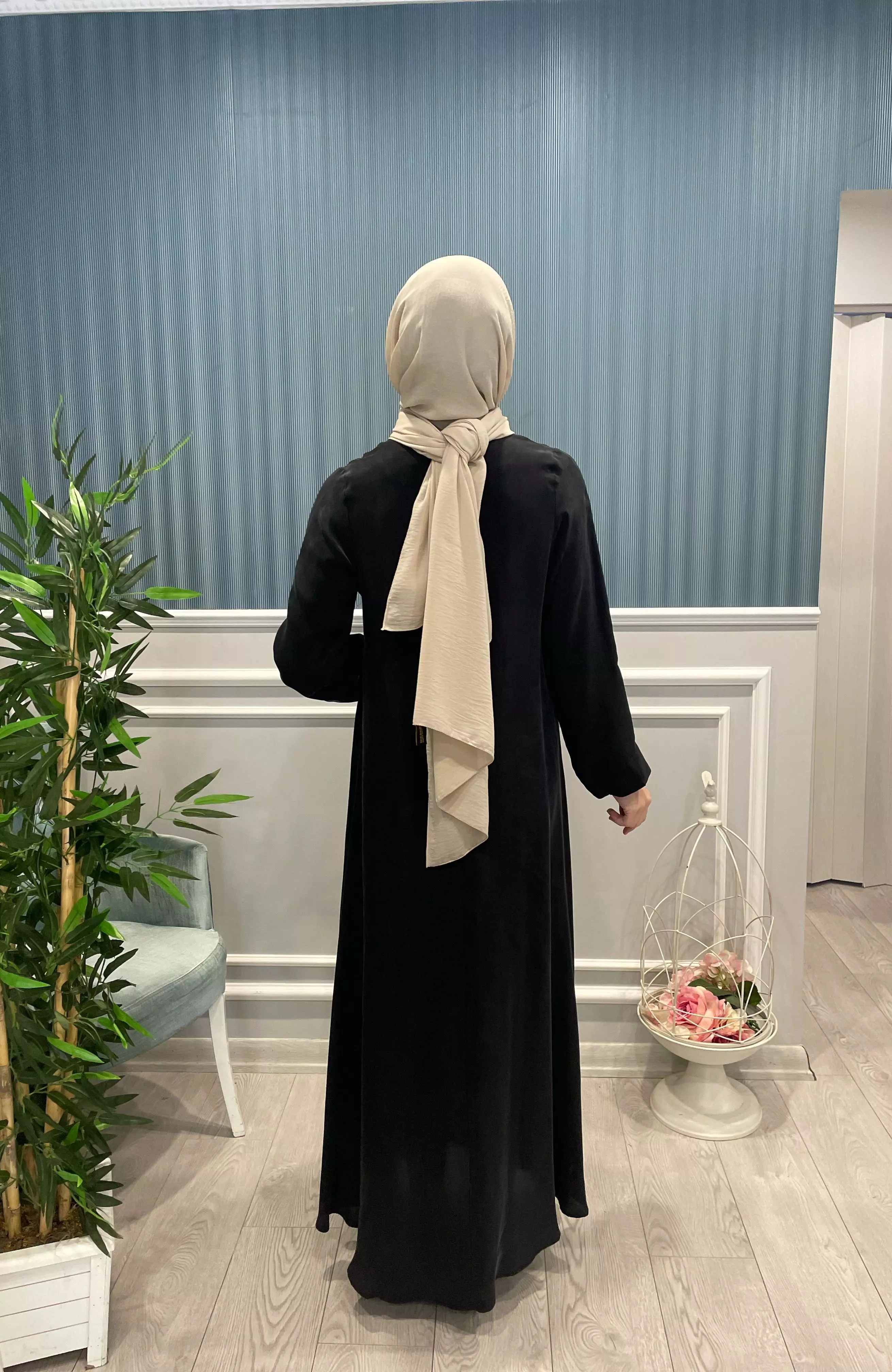 BROŞ%20DETAYLI%20KUPRA%20İPEK%20ELBİSE%20
