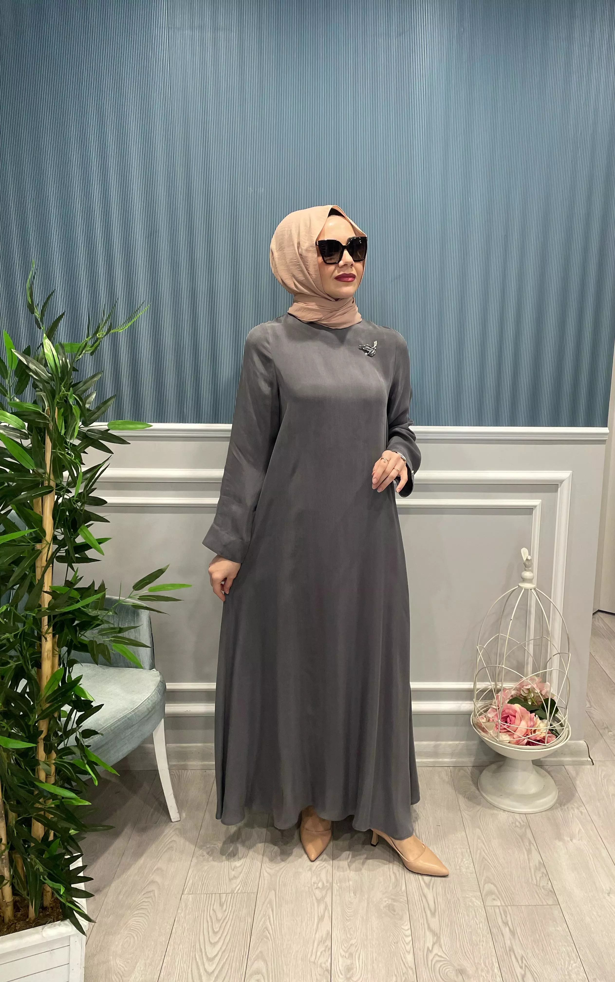 BROŞ%20DETAYLI%20KUPRA%20İPEK%20ELBİSE%20